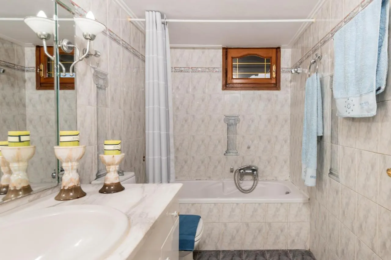Apartment Virginia - Home In Helmata Argostoli Greece